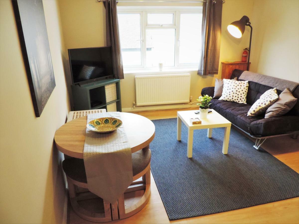 1 Bed Bagshot Pennyhill Accommodation ภายนอก รูปภาพ