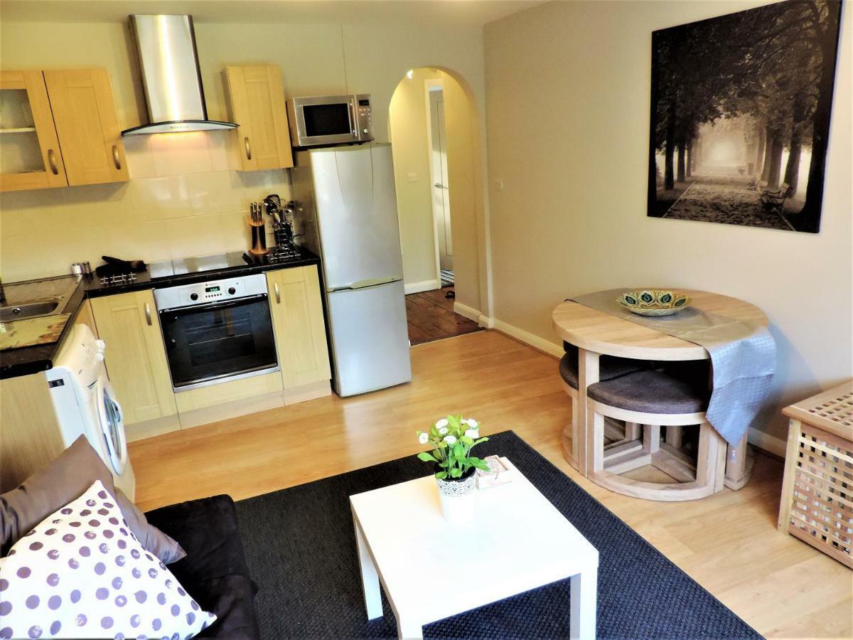 1 Bed Bagshot Pennyhill Accommodation ภายนอก รูปภาพ