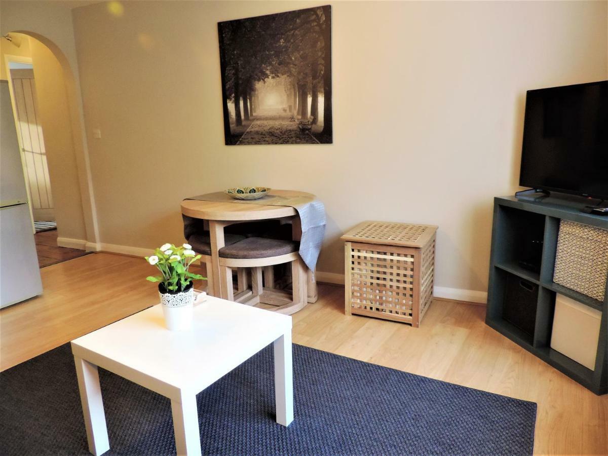 1 Bed Bagshot Pennyhill Accommodation ภายนอก รูปภาพ